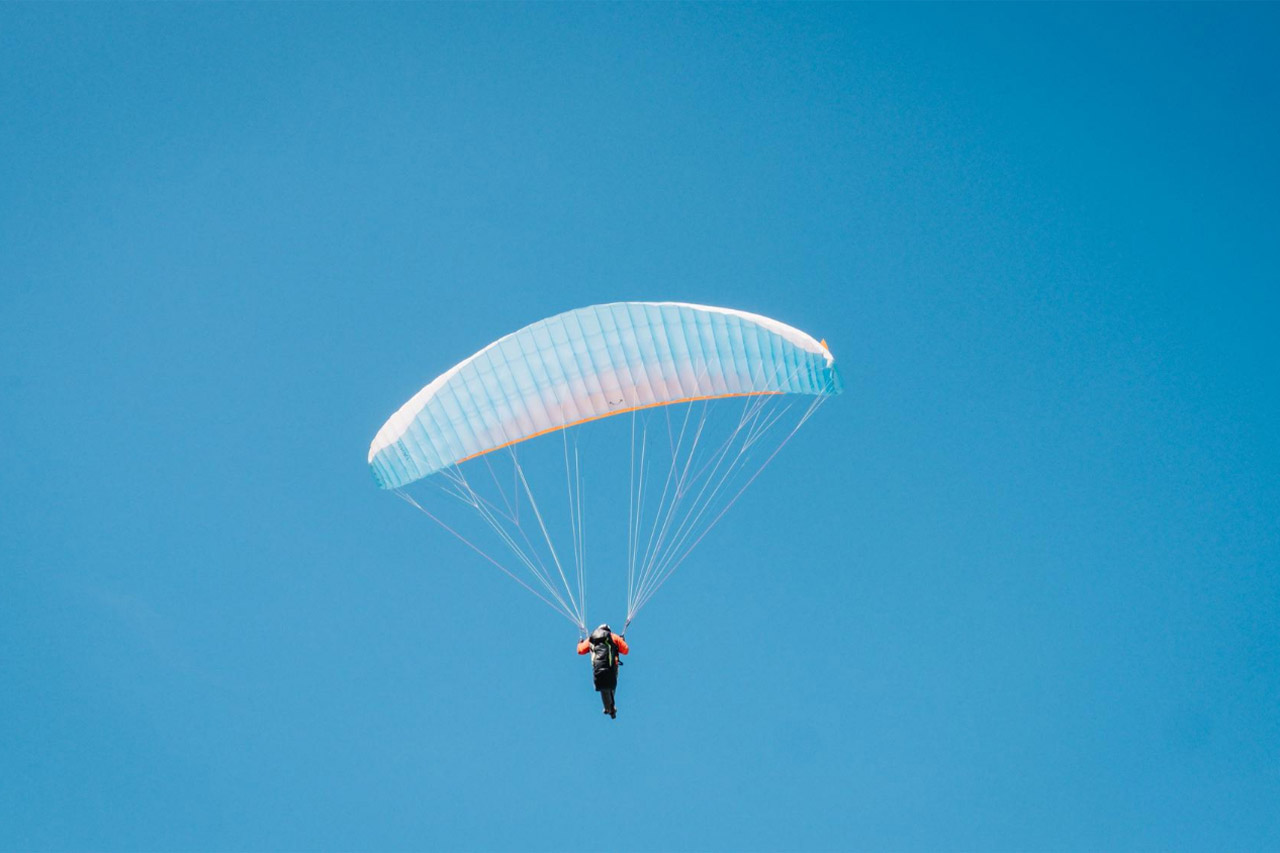 Qual è la velocità del paracadute aperto? Scopri cosa succede durante un salto Qual è la velocità del paracadute aperto? Scopri cosa succede durante un salto